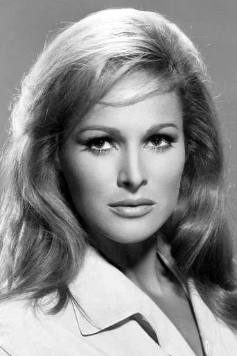 Chân dung Ursula Andress