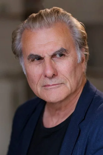 Chân dung Oliver Cotton