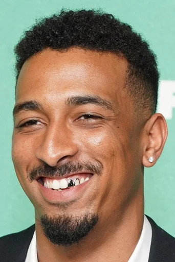 Chân dung Travis "Taco" Bennett