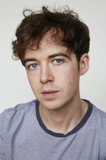 Chân dung Alex Lawther