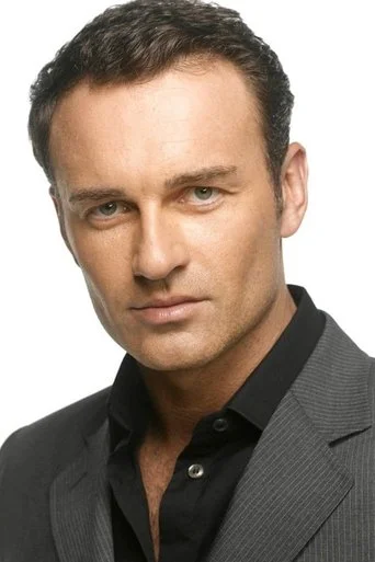 Chân dung Julian McMahon