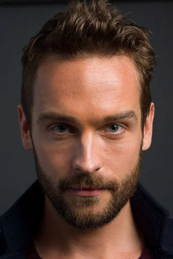 Chân dung Tom Mison