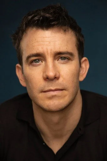 Chân dung Luke Thompson