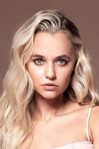 Chân dung Madison Iseman