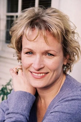 Chân dung Elizabeth Dennehy