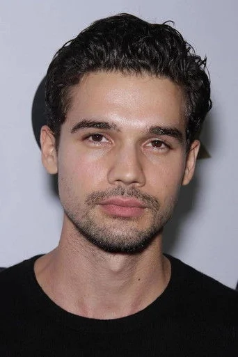 Chân dung Steven Strait