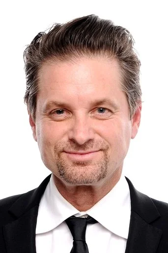 Chân dung Shea Whigham
