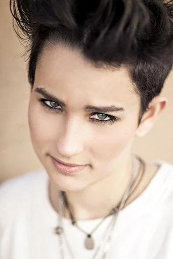 Chân dung Bex Taylor-Klaus