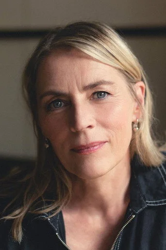 Chân dung Saskia Reeves