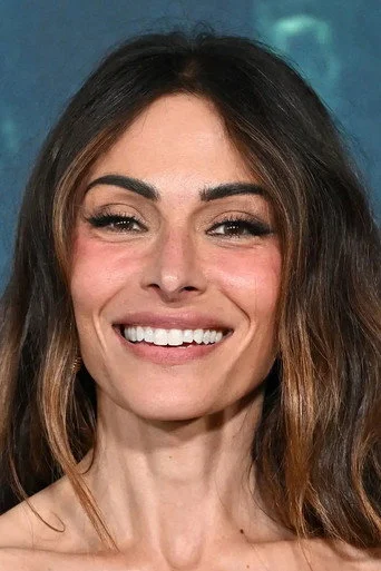 Chân dung Sarah Shahi