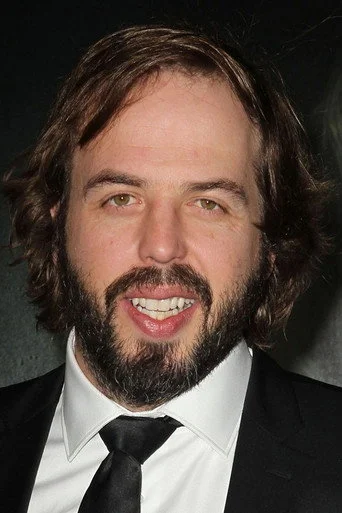 Chân dung Angus Sampson