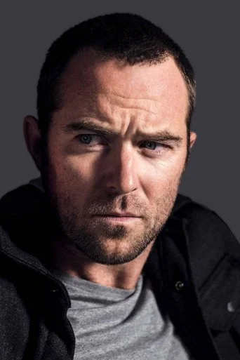 Chân dung Sullivan Stapleton