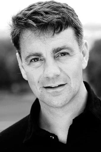 Chân dung Alexander Hanson