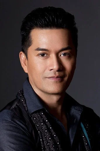 Chân dung Ray Lui