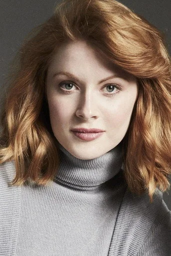 Chân dung Emily Beecham