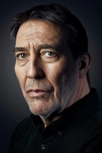 Chân dung Ciarán Hinds