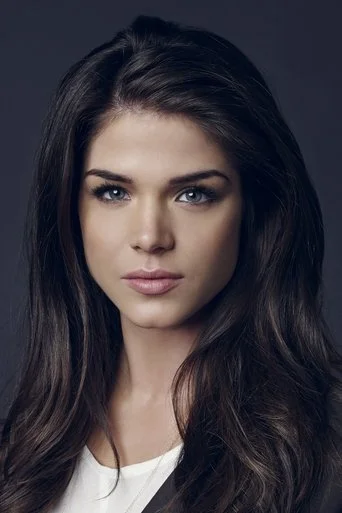 Chân dung Marie Avgeropoulos