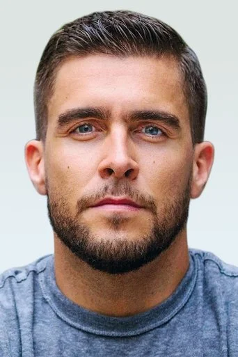 Chân dung Josh Segarra