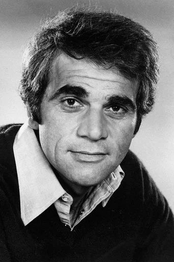 Chân dung Alex Rocco