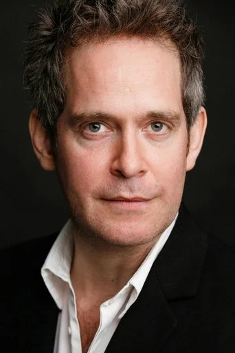Chân dung Tom Hollander