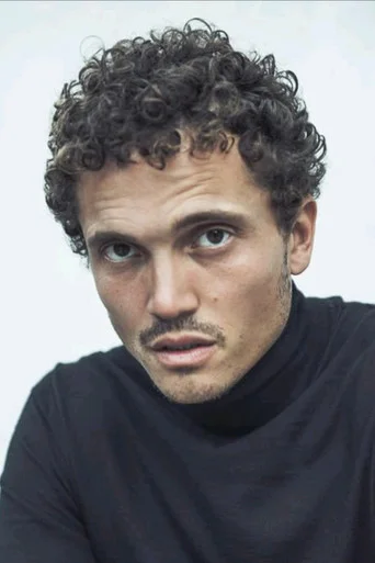 Chân dung Karl Glusman