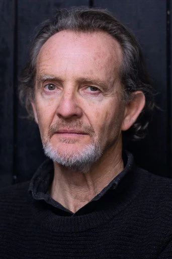 Chân dung Anton Lesser
