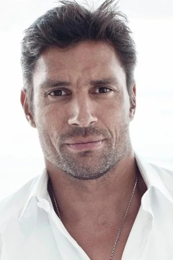 Chân dung Manu Bennett