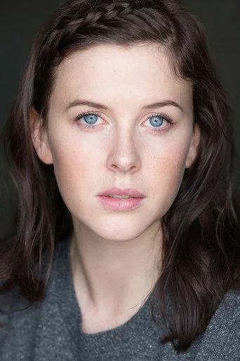 Chân dung Alexandra Roach