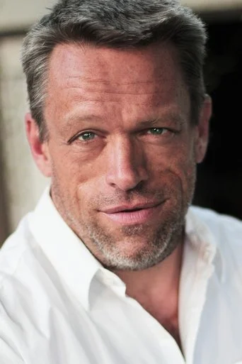 Chân dung Brian Thompson
