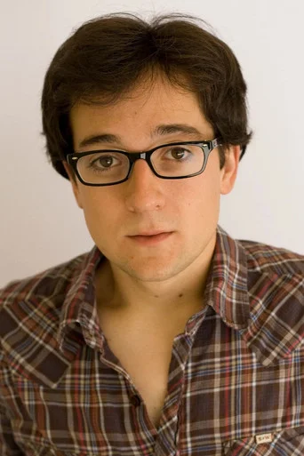 Chân dung Josh Brener