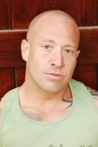 Chân dung Aaron Saxton
