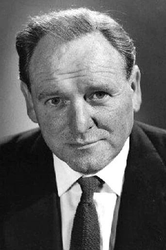 Chân dung Bernard Lee