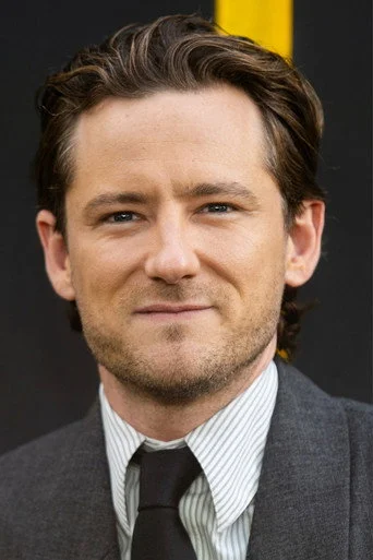 Chân dung Lewis Pullman
