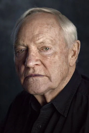 Chân dung Julian Glover
