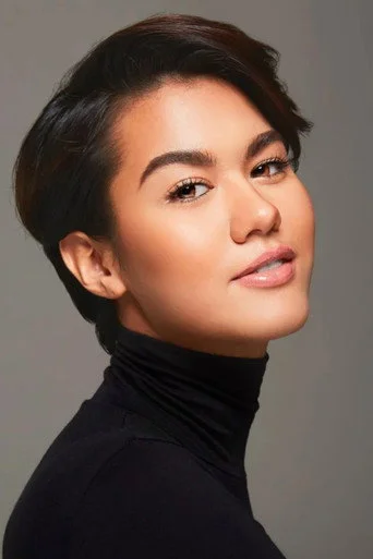 Chân dung Alicia Amin