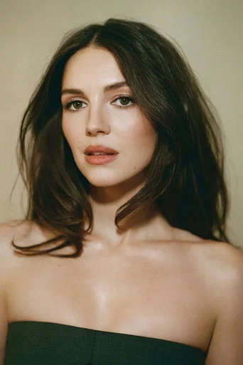 Chân dung Ella Hunt