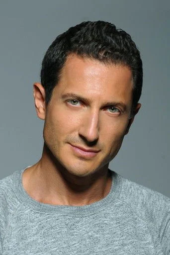 Chân dung Sasha Roiz