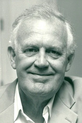 Chân dung Joss Ackland