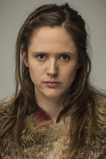 Chân dung Emily Cox