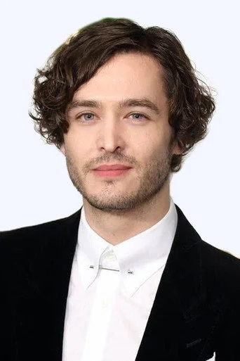 Chân dung Alexander Vlahos