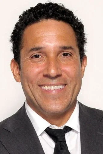 Chân dung Oscar Nuñez