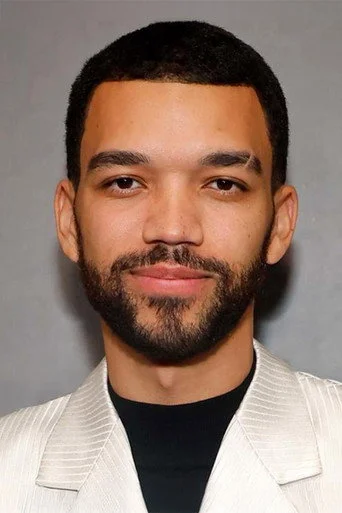 Chân dung Justice Smith