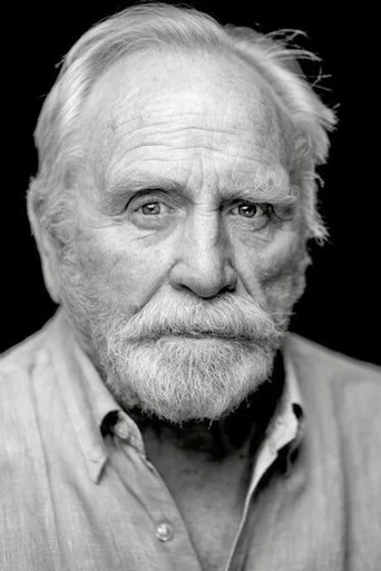 Chân dung James Cosmo